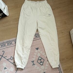Women’s Alo cream joggers!